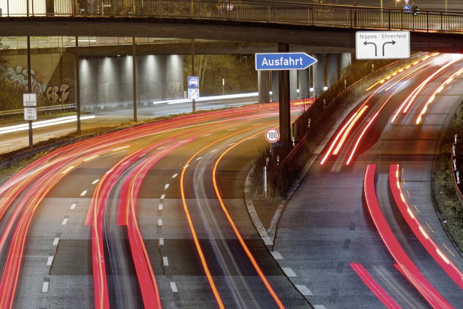 Auf dem Zubringer zur A57 in Köln-Ehrenfeld gilt ab Montagmorgen ein neues Tempo-50-Limit. (Archivbild)