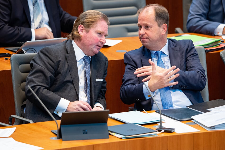 2021 will die NRW-Landesregierung laut Finanzminister Lutz Lienenkämper (51, CDU, l) keine neuen Schulden machen.