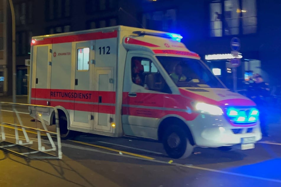 Die 25-Jährige musste von der Feuerwehr aus dem Auto befreit und ins Krankenhaus gebracht werden. (Symbolfoto)