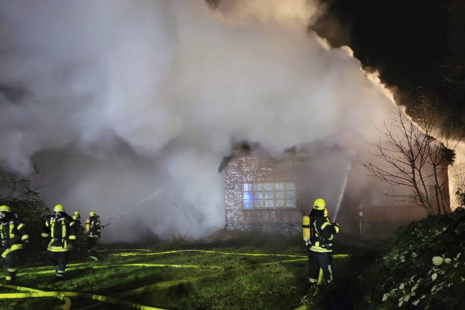 Reetdachhaus in Ritschermoor an der Elbe brennt bis auf