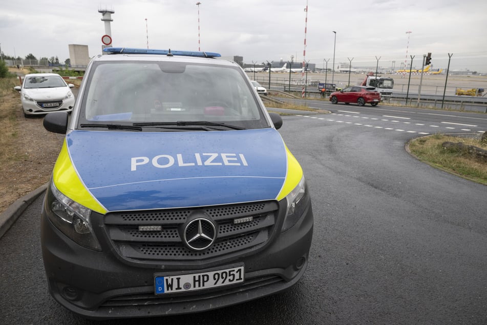 Die Polizei machte am heutigen Sonntag rund um den Frankfurter Flughafen Jagd auf einen äußerst verwirrt wirkenden Autodieb. (Symbolfoto)
