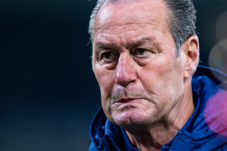 Schalkes Coach Huub Stevens mit skeptischem Blick am Rande des Spiels gegen den SSV Ulm.