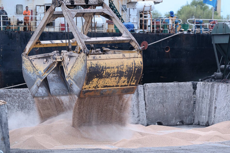 Arbeiter verladen Getreide in einem Getreidehafen: Die EU fordert Russland zum Stopp von Angriffen auf Getreidetransporte durch das Schwarze Meer auf.