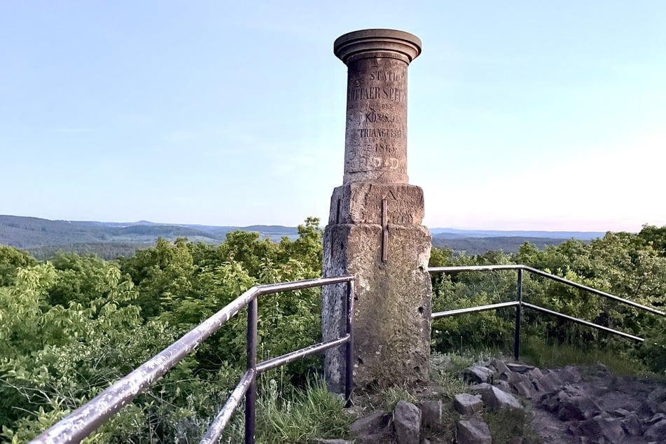 Auch die "Triangulationssäule" auf dem Cottaer Spitzberg in der Sächsischen Schweiz wurde beschädigt.