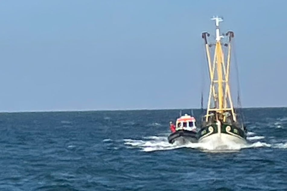 Notfall auf der Nordsee: Krabbenkutter droht zu sinken! Zwei Fischer an Bord