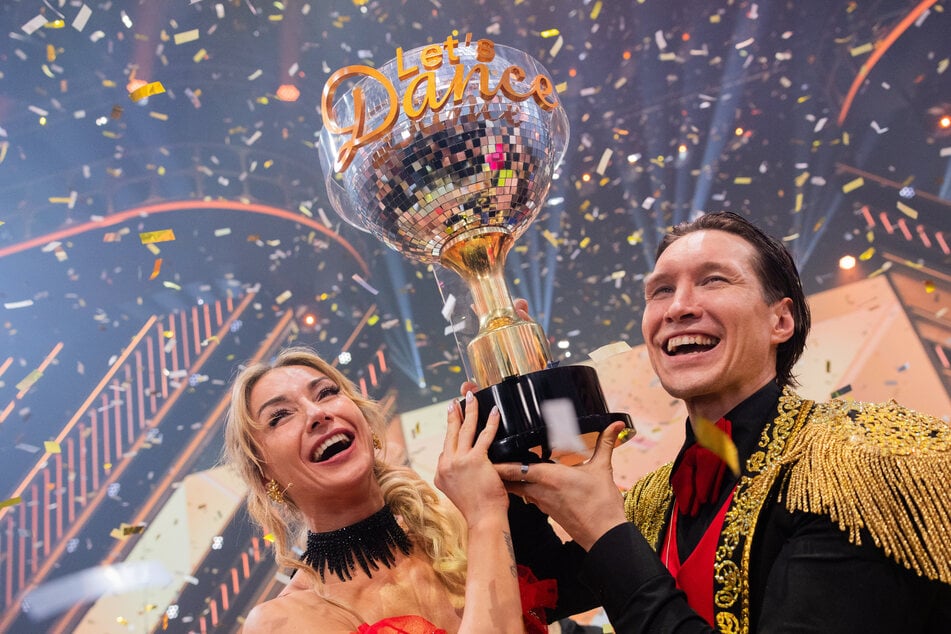 Gemeinsam mit Anna-Carina Woitschack (33) hat Profitänzer Evgeny Vinokurov (35) die 19. Staffel von "Let's Dance" gewonnen.