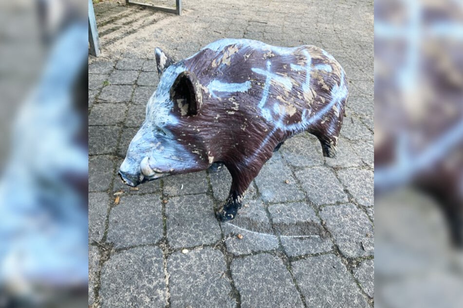 Vor Ort fanden die Polizisten ein mit weißer Farbe besprühtes Kunststoff-Wildschein, dem zudem noch ein Bein fehlte.