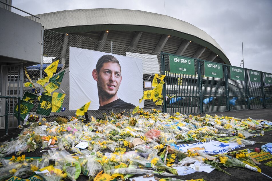 In Frankreich trauerten die Fans nach dem tragischen Flugzeugabsturz um Emiliano Sala (†28) und legten Blumen, Fahnen und Andenken vor dem Stadion des FC Nantes ab.