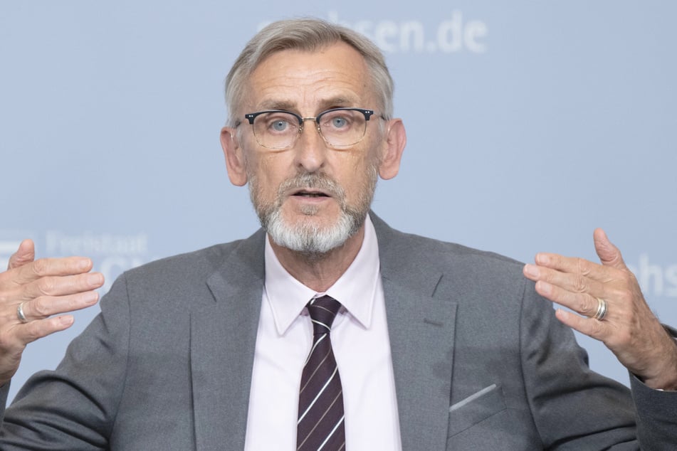 "Für Extremismus ist im öffentlichen Dienst überhaupt kein Platz", machte Innenminister Armin Schuster (62, CDU) deutlich.
