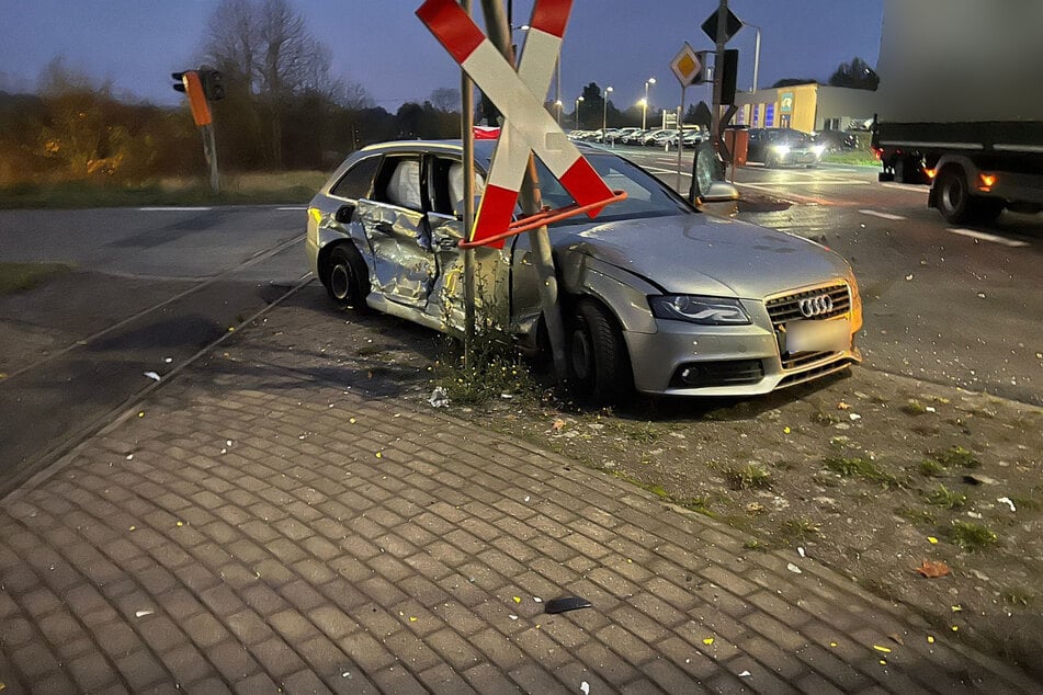 Die Höhe des entstandenen Sachschadens belaufe sich auf etwa 10.000 Euro, hieß es vonseiten der Polizei.