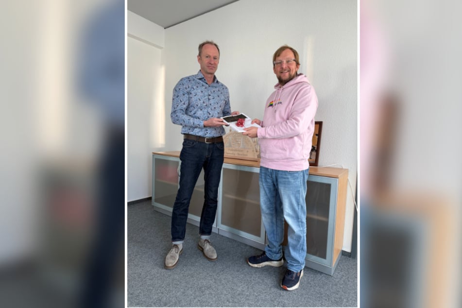 Daniel Wollmann (43, r.) übergab gestern die 160 Seiten mit Unterschriften an Bürgermeister Knut Kunze (56, parteilos).