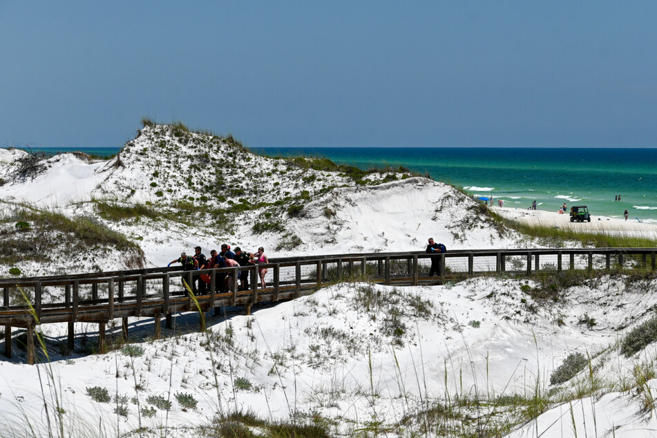 Retter tragen eine der Verletzten vom Strandabschnitt in Santa Rosa Beach (Florida, USA).