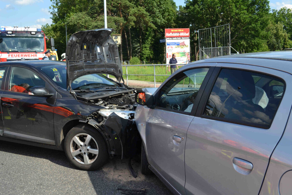 In Hoyerswerda kollidierten am Samstag ein Renault und ein Mitsubishi frontal.