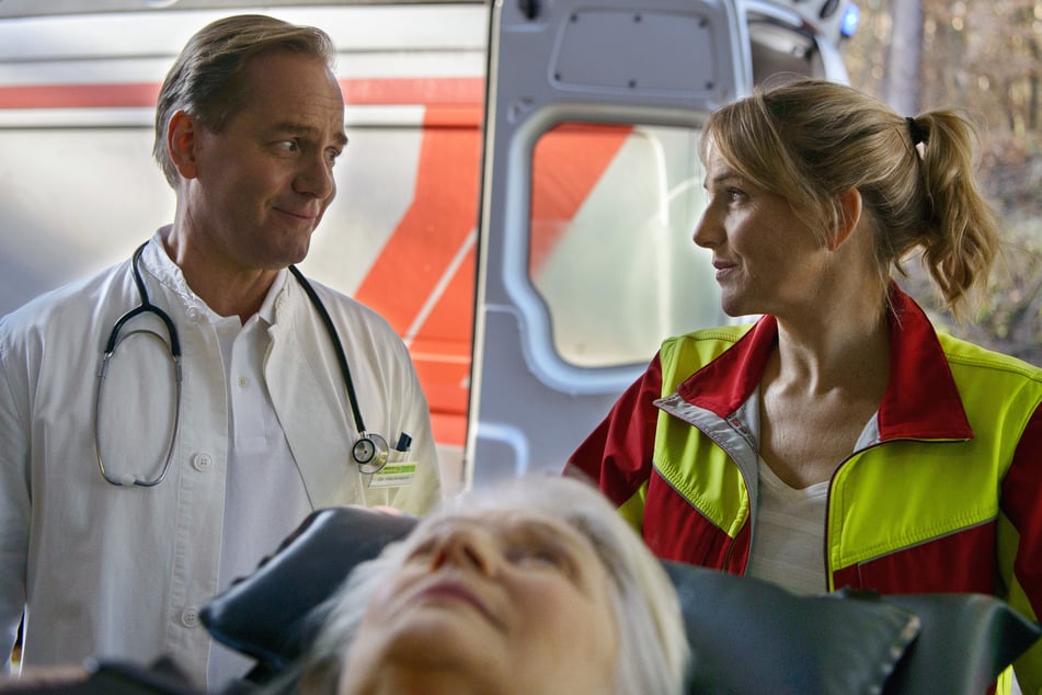 Wird Patrick Heyn (hier mit Hauptdarstellerin Tanja Wedhorn, 54, als Nora Kaminski) als TV-Arzt auch mal um Rat gefragt? "Das kommt glücklicherweise nicht vor. Und ich würde mir auch niemals anmaßen, medizinische Ratschläge zu geben. Dafür ist mein Wissen viel zu oberflächlich".