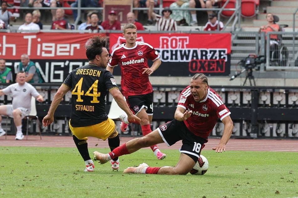 Neuzugang Simon Straudi (l.) verursacht hier den Elfmeter, der am Ende zum 0:3 führte.