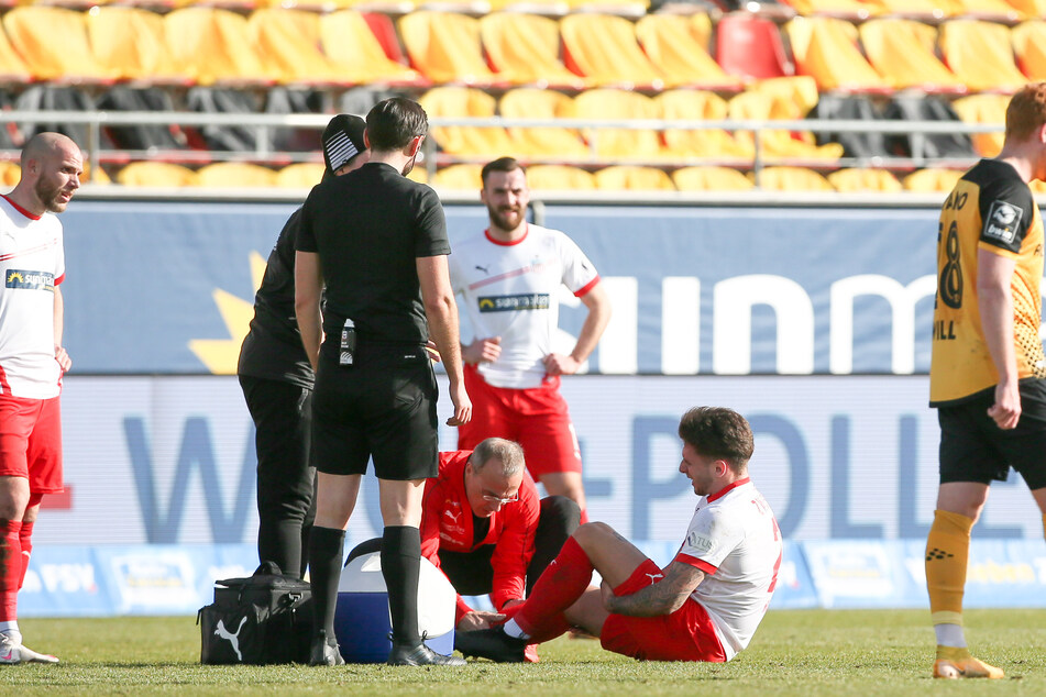 FSV-Sechser Yannik Möker (21, am Boden) musste bereits in der ersten Hälfte verletzt ausgewechselt werden. Er wurde mit einer Trage aus dem Stadion gefahren.