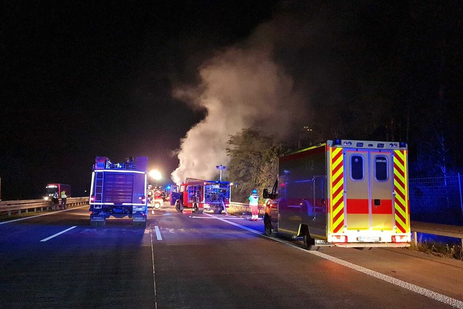 Auf der A2 stieg mehrere Meter hoher Rauch in den Himmel über das brandenburgische Ziesar.