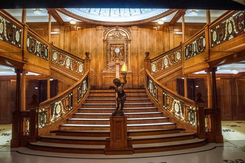 Kaum zu erkennen: Drei Stufen stehen in einem der Ausstellungsräume, dahinter ist eine Leinwand.