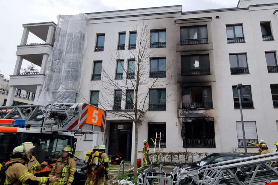 Düsseldorfer Wohnung brennt lichterloh: Flammen schlagen bis auf die Straße