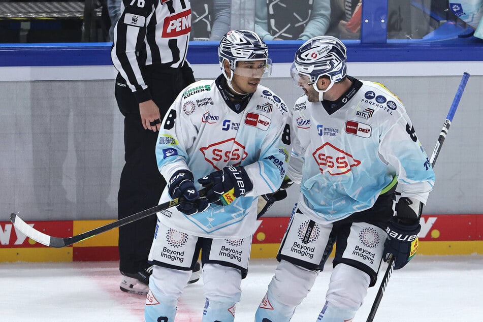 Freut sich auf das bevorstehende DEL-Duell beim ERC Ingolstadt: Eislöwen-Angreifer Austin Ortega (31, links).