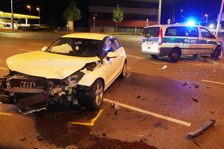Polizei fährt mit Blaulicht durch Stuttgart, dann kracht es