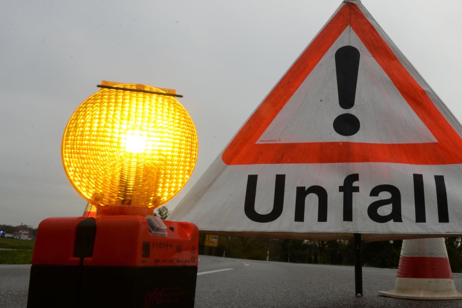 Auf einer eisglatten Straße in der Oberpfalz kam ein Unimog von der Fahrbahn ab. (Symbolbild)