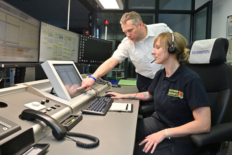 In der Rettungsleitstelle laufen die Notrufe für Chemnitz, das Erzgebirge und Mittelsachsen ein: hier Chef Sven Reuter (47) und Disponentin Isabelle Rieger (29).