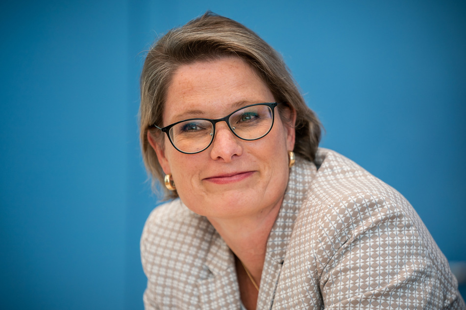 Stefanie Hubig (SPD), Bildungsministerin in Rheinland-Pfalz und Vorsitzende der Kultusministerkonferenz, lächelt bei der Vorstellung des OECD-Bildungsberichts.