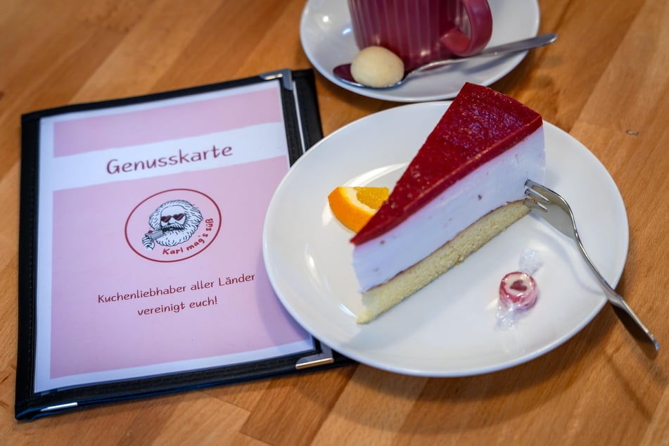 Das Café besticht mit einem neuen modernen Farbkonzept und selbstgebackenen Kuchen.