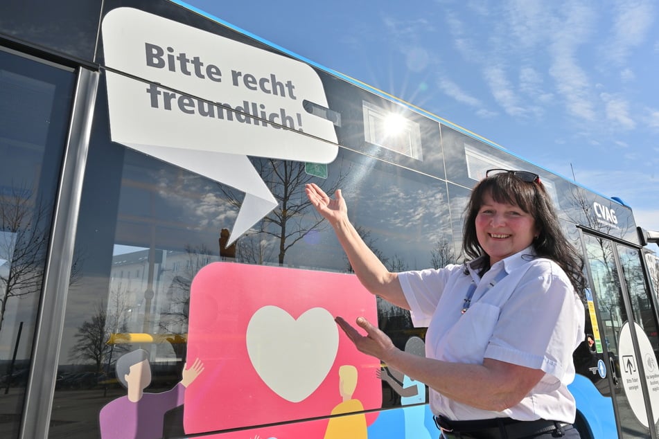 Busfahrerin Simone Buschbeck (58) freut sich, mit dem Bus für ein freundliches Miteinander zu werben.