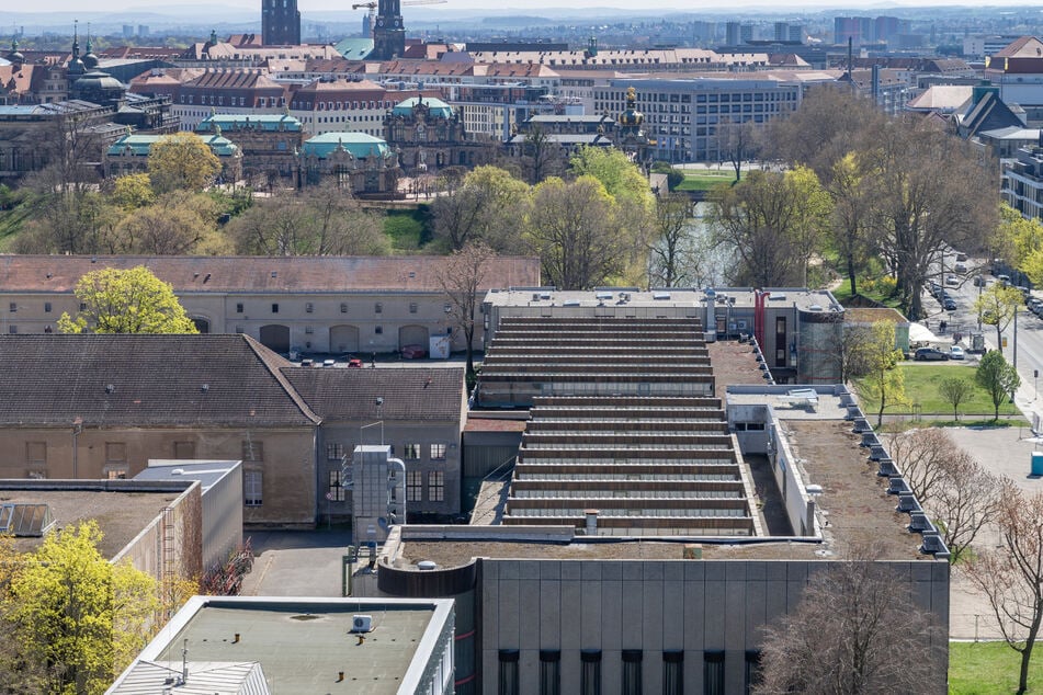 Das historische Sägezahn-Dach der Theaterwerkstätten wird saniert.