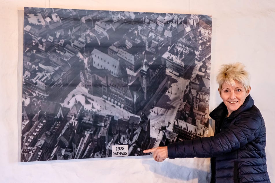 Gästeführerin Veronika Leonhardt (65) freut sich über die neuen Hingucker: Auf diesem Motiv ist das Rathaus und sein Umfeld im Abstand eines Jahrhunderts zu sehen - je nach dem, aus welchem Winkel das Foto betrachtet wird.