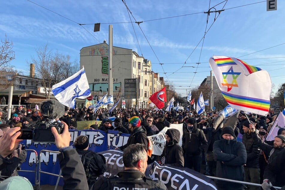 Sich gegenüber standen pro-israelische Demonstranten ...