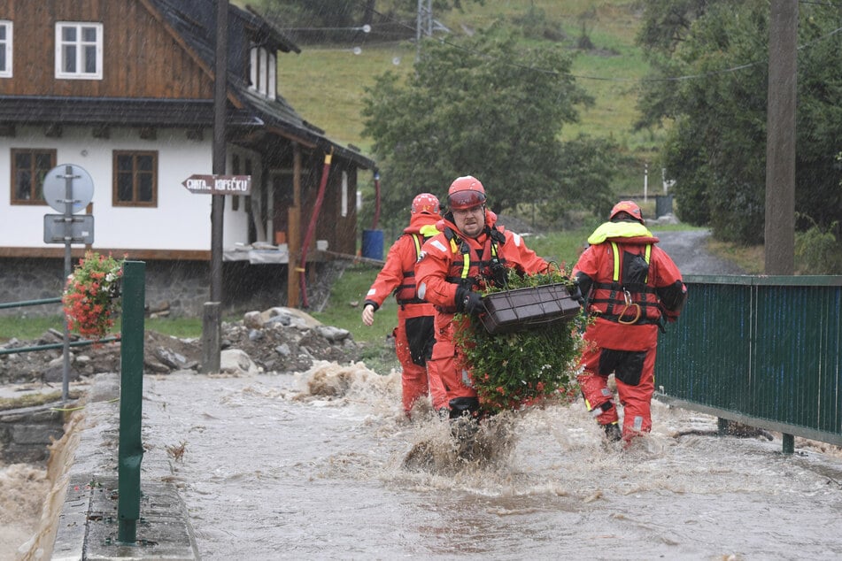 Tschechische Rettungskräfte sind im Dauereinsatz.