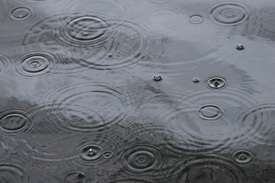 Nach einem verregneten Samstag soll es am Sonntag überwiegend trocken werden. (Symbolbild)