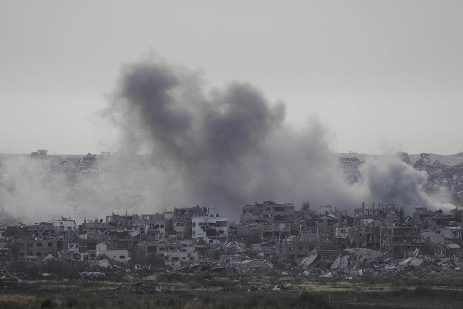 Rauch steigt nach einem Luftangriff der israelischen Armee im nördlichen Gazastreifen auf, vom Süden Israels aus gesehen.