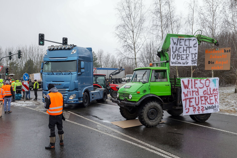 Auch Freitag blockierten Landwirte, Handwerker und Berufskraftfahrer zahlreiche Verkehrsknotenpunkte in Sachsen, wie hier am B173-Abzweig zum Gewerbegebiet am Auersberg in Lichtenstein (Kreis Zwickau).