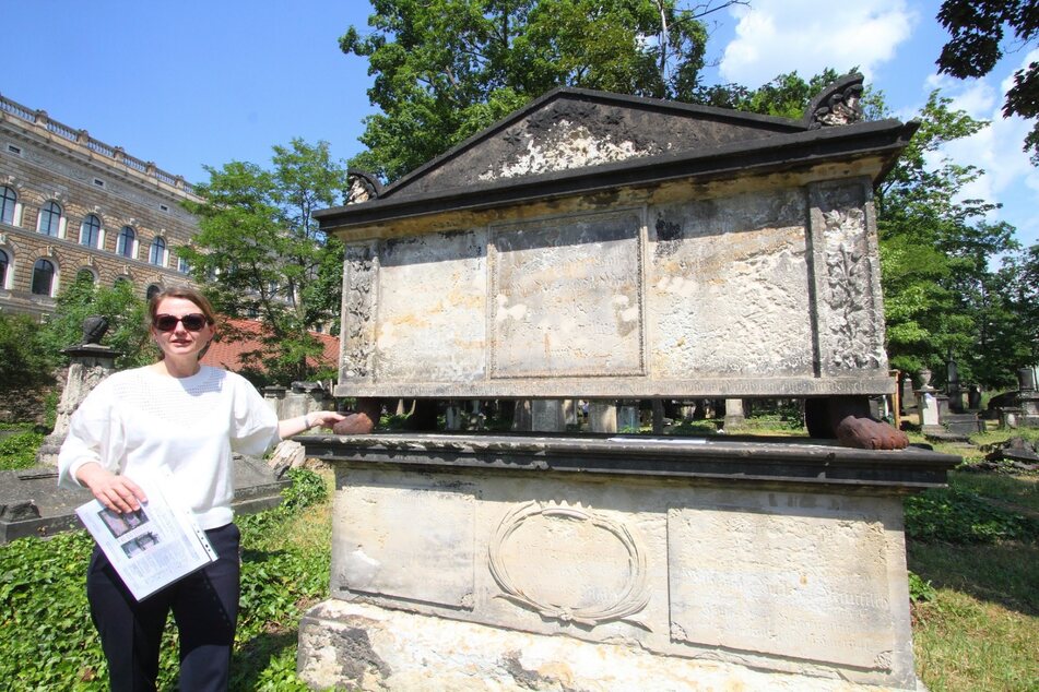 Kulturbürgermeisterin Annekatrin Klepsch (45, Linke) besuchte den Friedhof, begutachtete diesen hergerichteten Sarkophag.