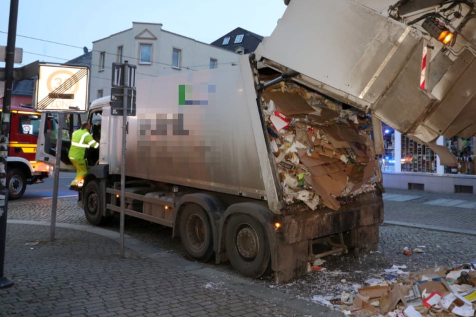 Dresden: Hilfe-Rufe aus dem Laderaum: Obdachloser in Müllauto gefangen