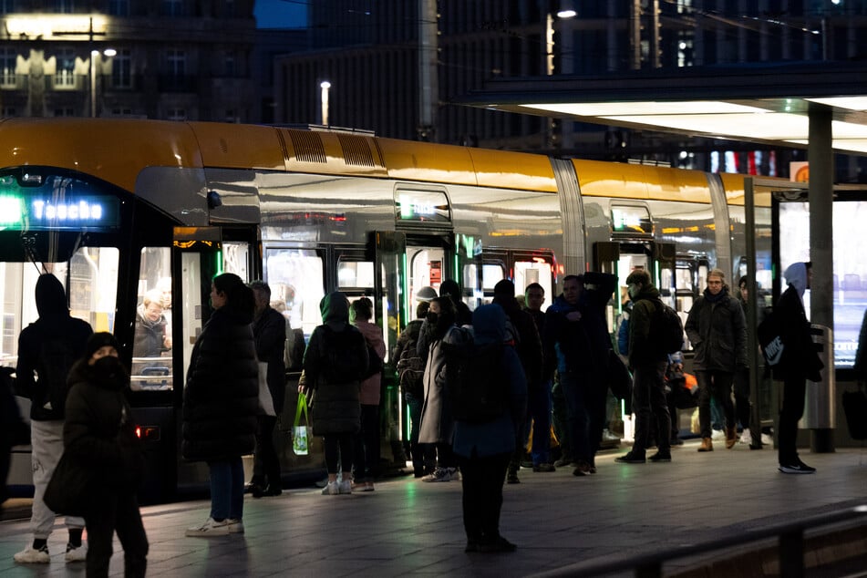Passanten kümmerten sich um den bewusstlosen Mann. (Symbolfoto)