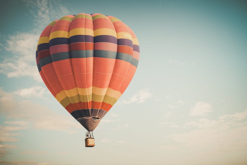 In der "Kleinen Sächsischen Schweiz" stürzt der Gasballon der ersten Ballonfahrerin Deutschlands im Kleinformat ab. (Symbolbild)