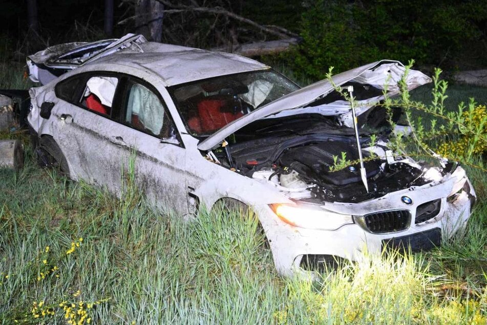 Unfall A6: Auf Autobahn: BMW schleudert in Laster, 20-Jähriger stirbt!