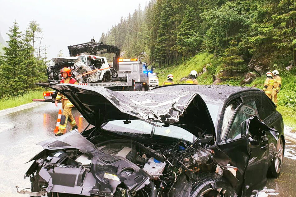 Beide Unfallwagen nahmen enormen Schaden bei dem Unfall.