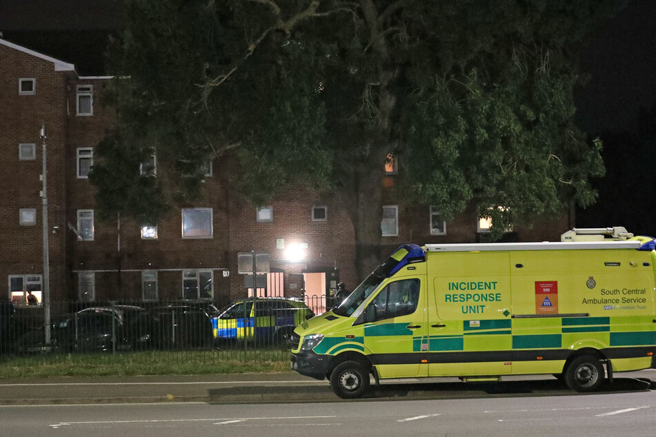 Notfalldienste stehen an einem Wohnblock in der britischen Stadt Reading.
