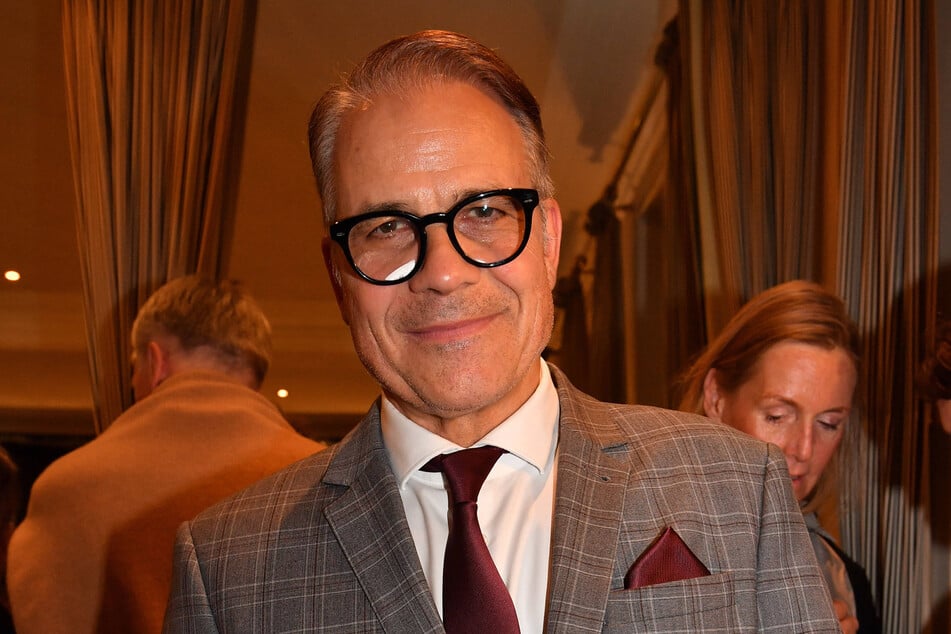 Lose bei der "Hope Gala" verkaufen unter anderem Karsten Speck (65) ...
