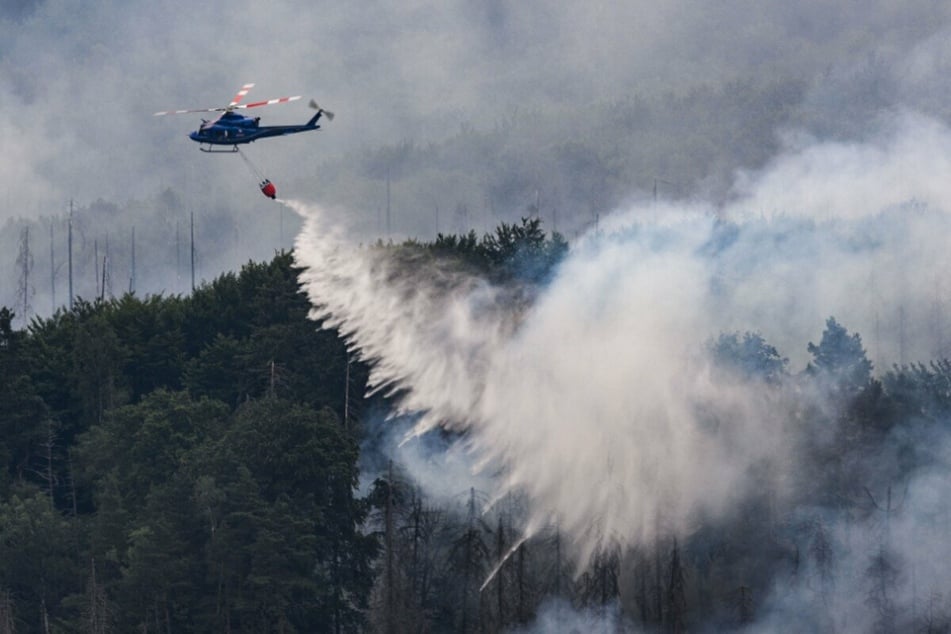 Hubschrauber unterstützen die Löscharbeiten im tschechischen Nationalpark Böhmische Schweiz in Hrensko nahe der Grenze zu Sachsen.