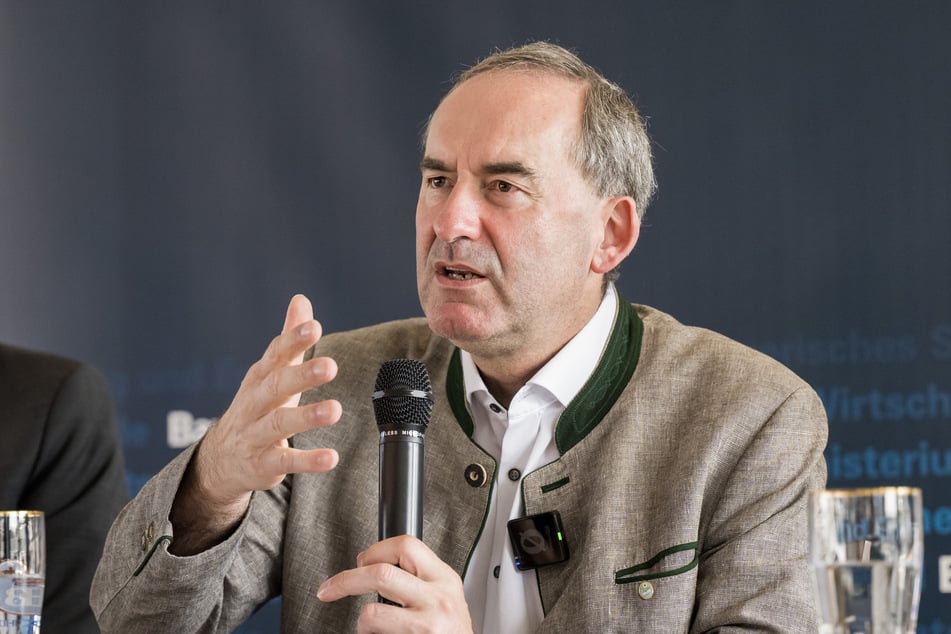 Hubert Aiwanger (55, Freie Wähler) ist gegen die Tankregel und hat Verbraucherschützer auf seiner Seite.