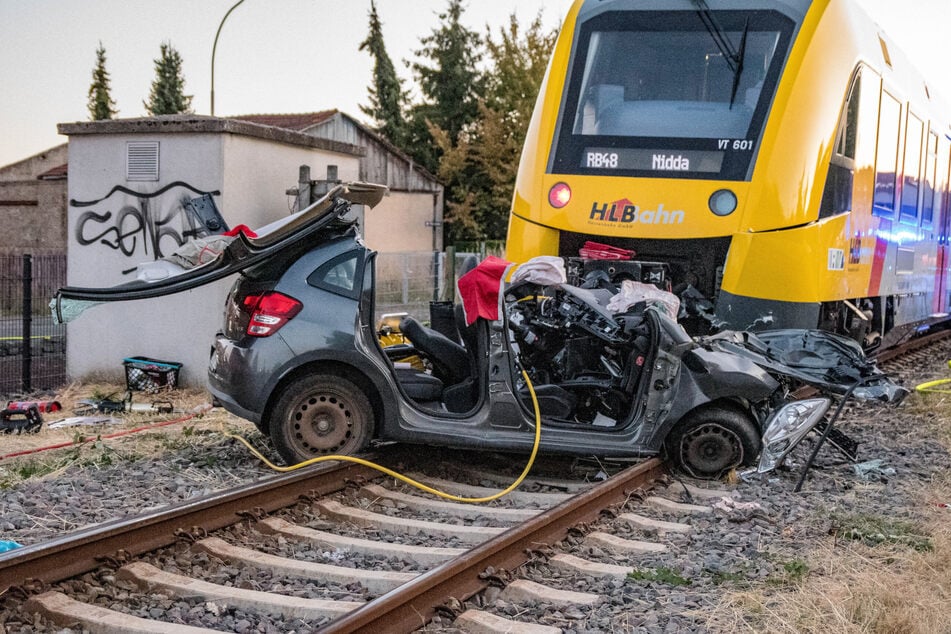 Im mittelhessischen Reichelsheim (Wetteraukreis) wurde ein Auto von einem Zug erfasst. Die Autofahrerin wurde dabei lebensgefährlich verletzt.