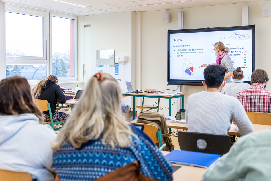 In der Ausbildung wechseln sich theoretische und praktische Abschnitten ab.