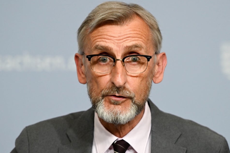 Sport- und Innenminister Armin Schuster (65, CDU) drängt auf die Durchsetzung von Stadionverboten.